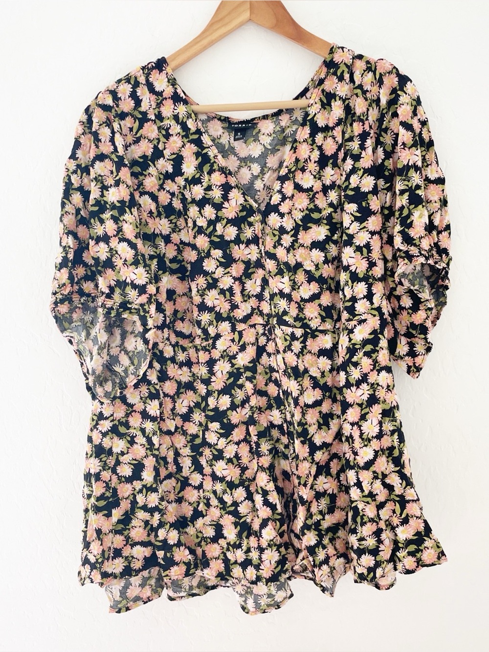 Torrid Daisy button down side tie blouse size 5